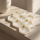 Ring Dish hexagonal en ónix blanco natural con abeja dorada.