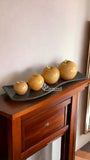 Juego de manzanas de ónix naranja natural con base de mármol